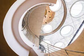 45-Zoll-Flachbildfernseher mit Satellitenempfang, Fernseher