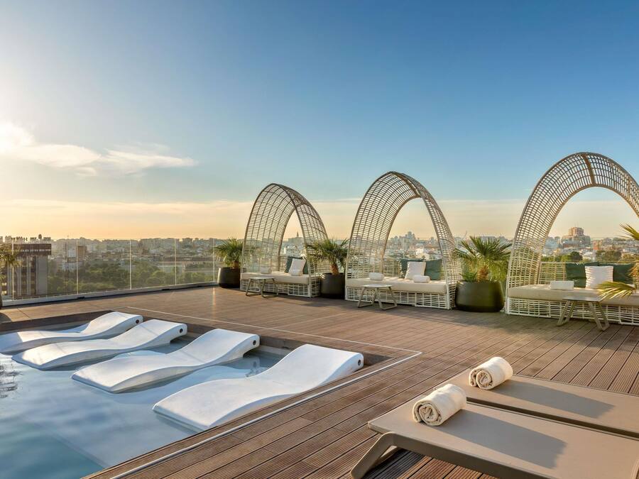 Una piscina al aire libre, tumbonas