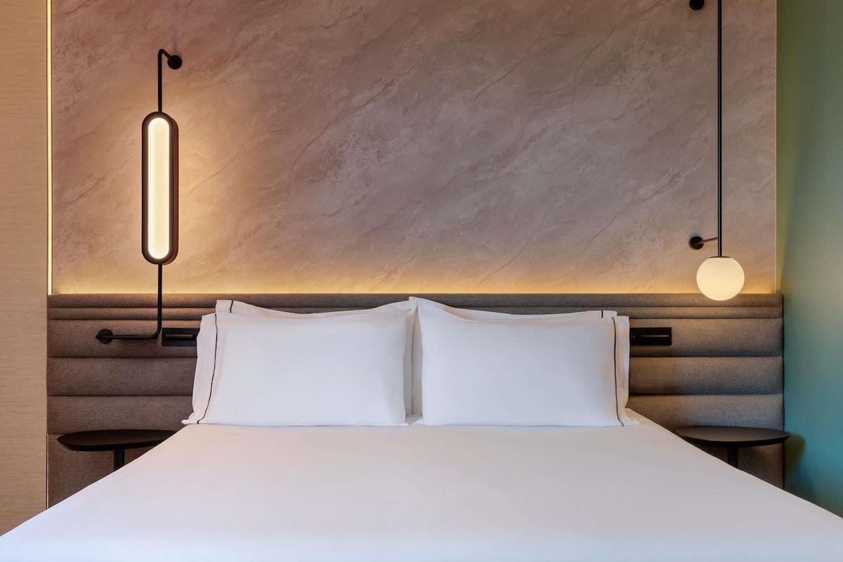 Minibar, soundproofing, free WiFi, bed sheets