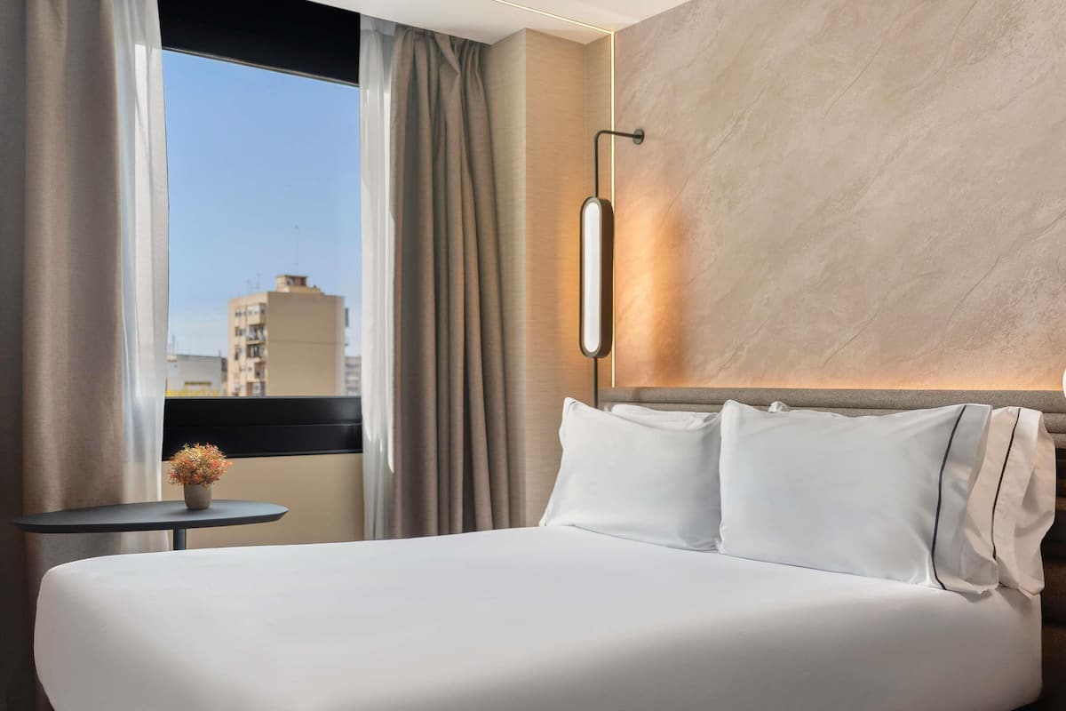 Standard Room, 1 Queen Bed | Minibar, soundproofing, free WiFi, bed sheets