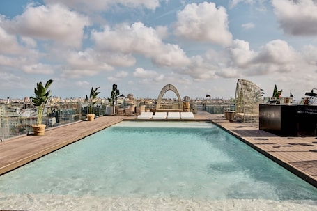 Outdoor pool, pool loungers. Novotel Valencia Lavant