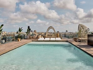 Piscina externa, espreguiçadeiras