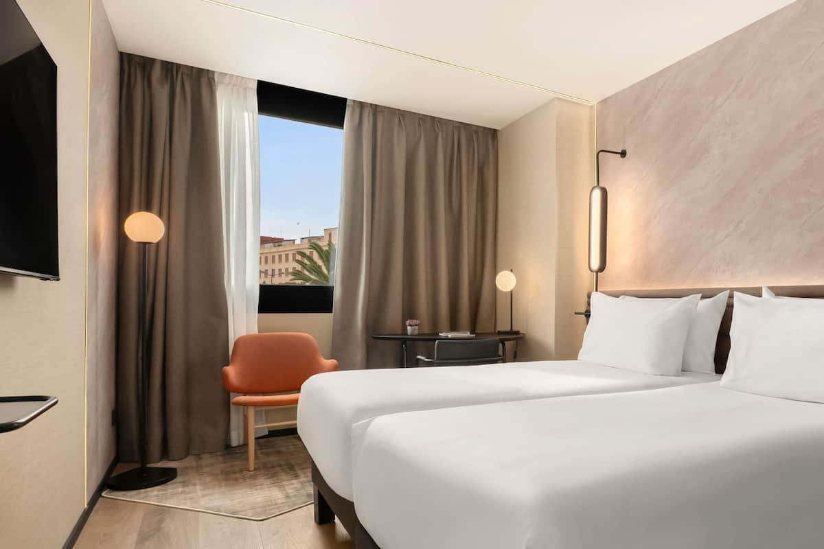 Minibar, soundproofing, free WiFi, bed sheets