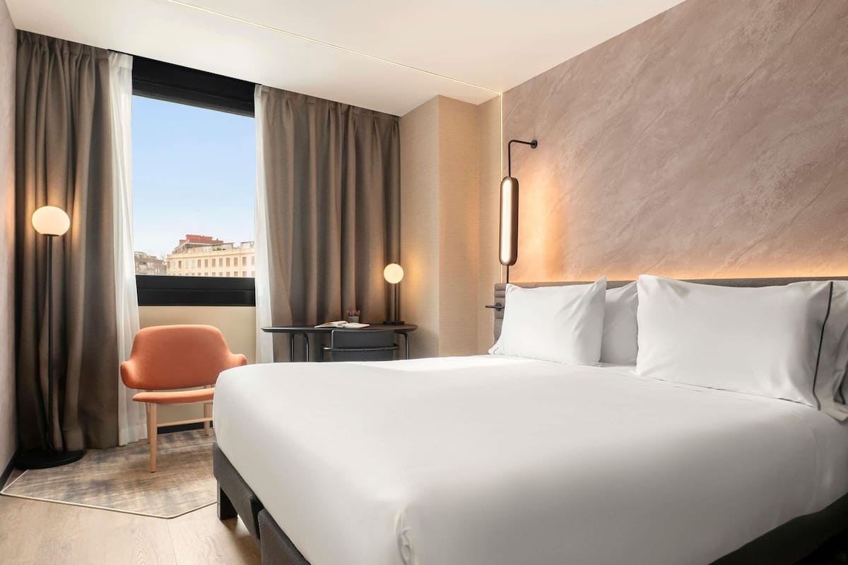 Superior Room, 1 Queen Bed | Minibar, soundproofing, free WiFi, bed sheets