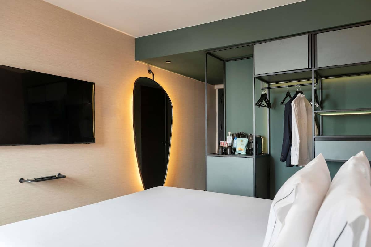 Executive Room, 1 King Bed | Minibar, soundproofing, free WiFi, bed sheets
