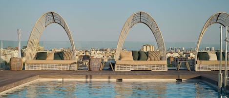 Piscine extérieure, chaises longues