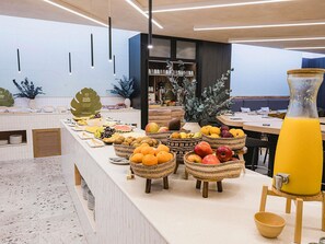 Desayuno buffet diario (EUR 25 por persona)