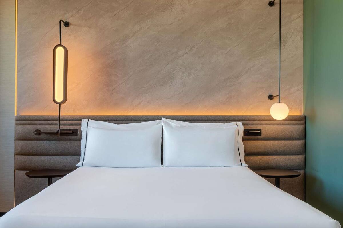 Superior Room, 1 Queen Bed | Minibar, soundproofing, free WiFi, bed sheets