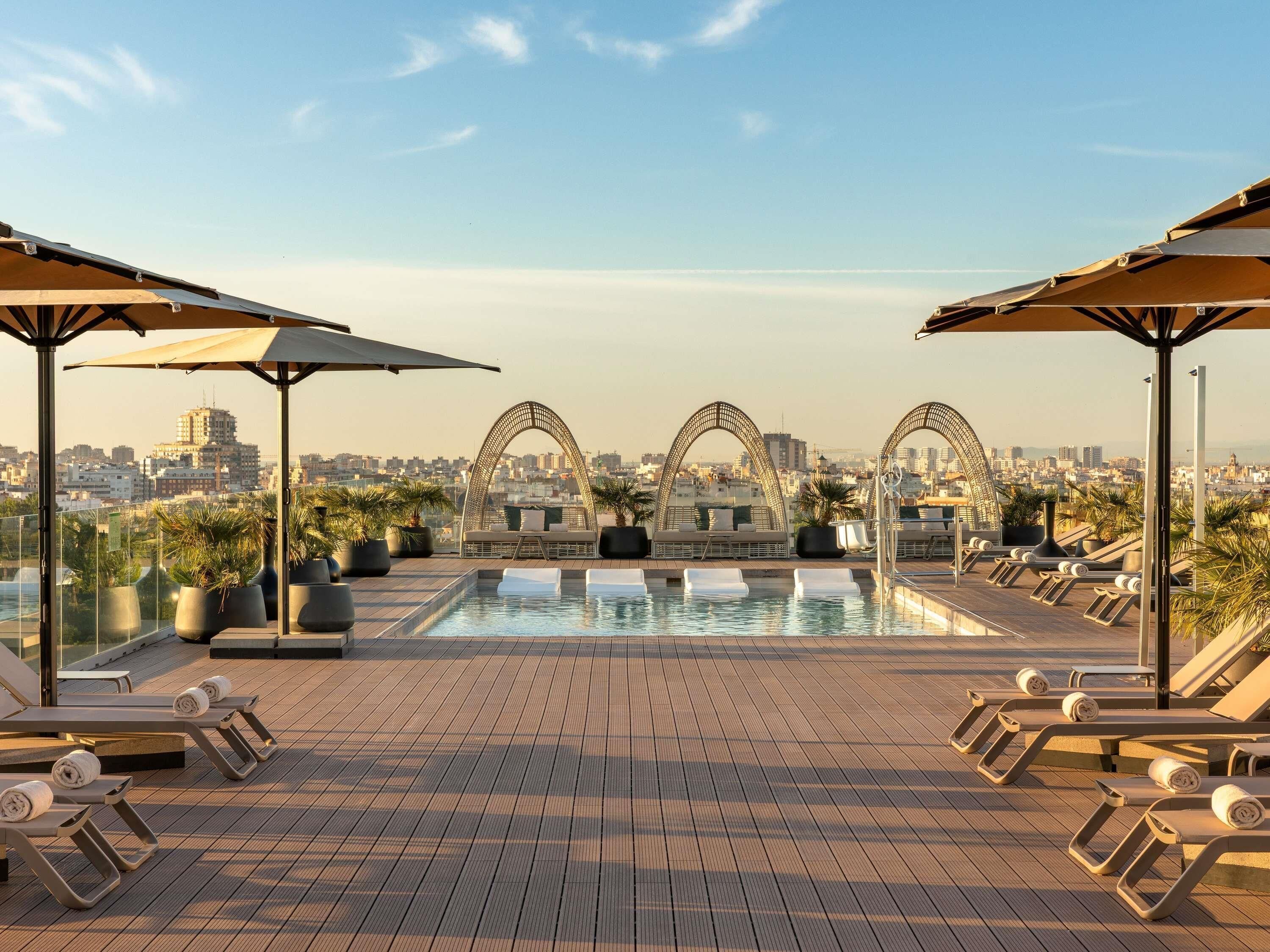 Una piscina al aire libre, tumbonas