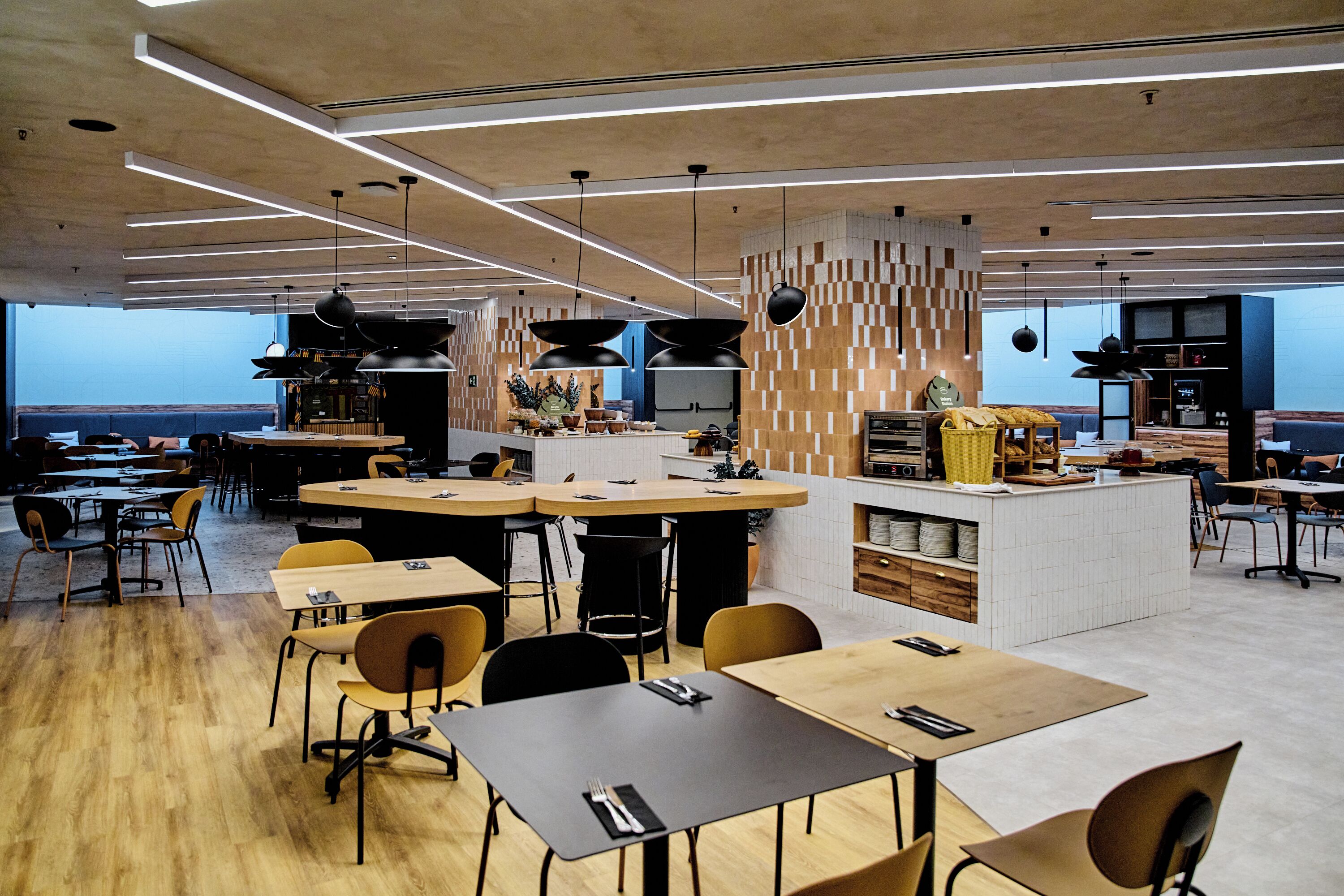 Se ofrece un desayuno bufé todos los días (25 EUR por persona)