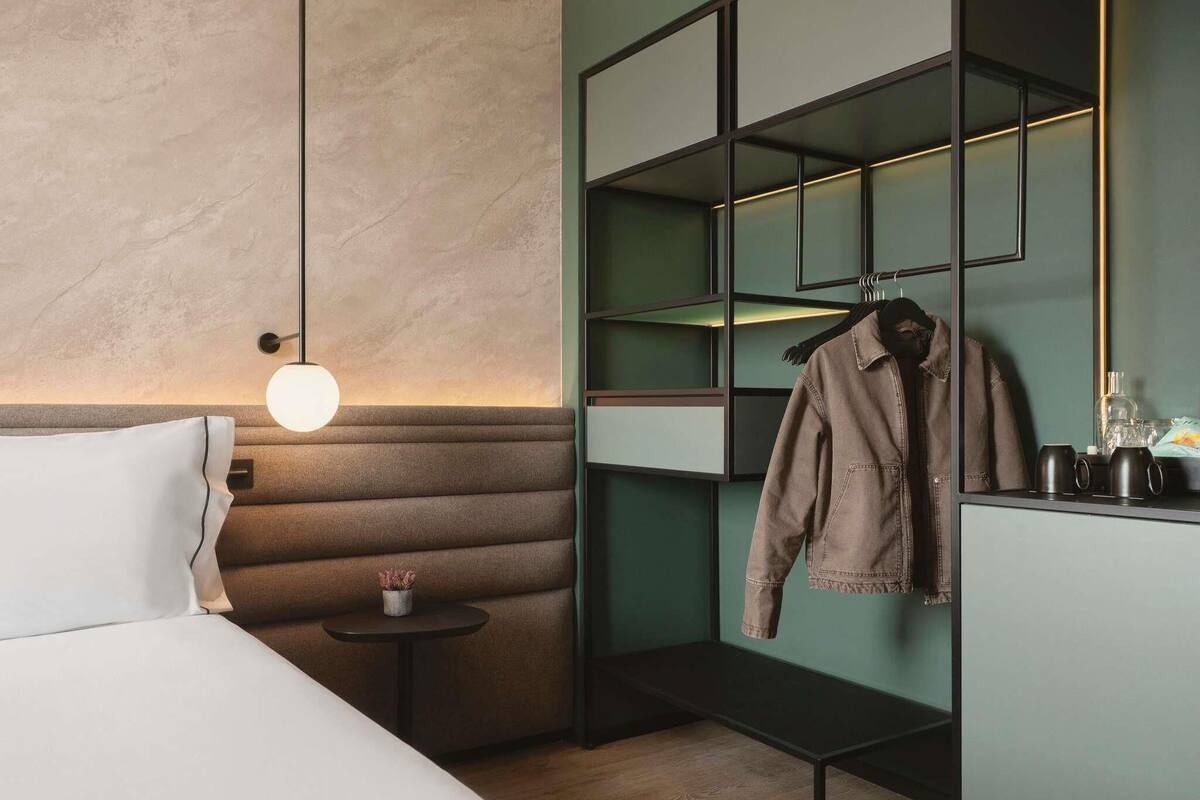 Superior Room, 1 Queen Bed, Accessible | Minibar, soundproofing, free WiFi, bed sheets