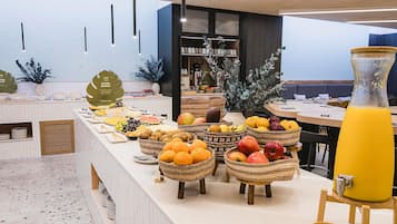 Se ofrece un desayuno bufé todos los días (por un coste adicional)