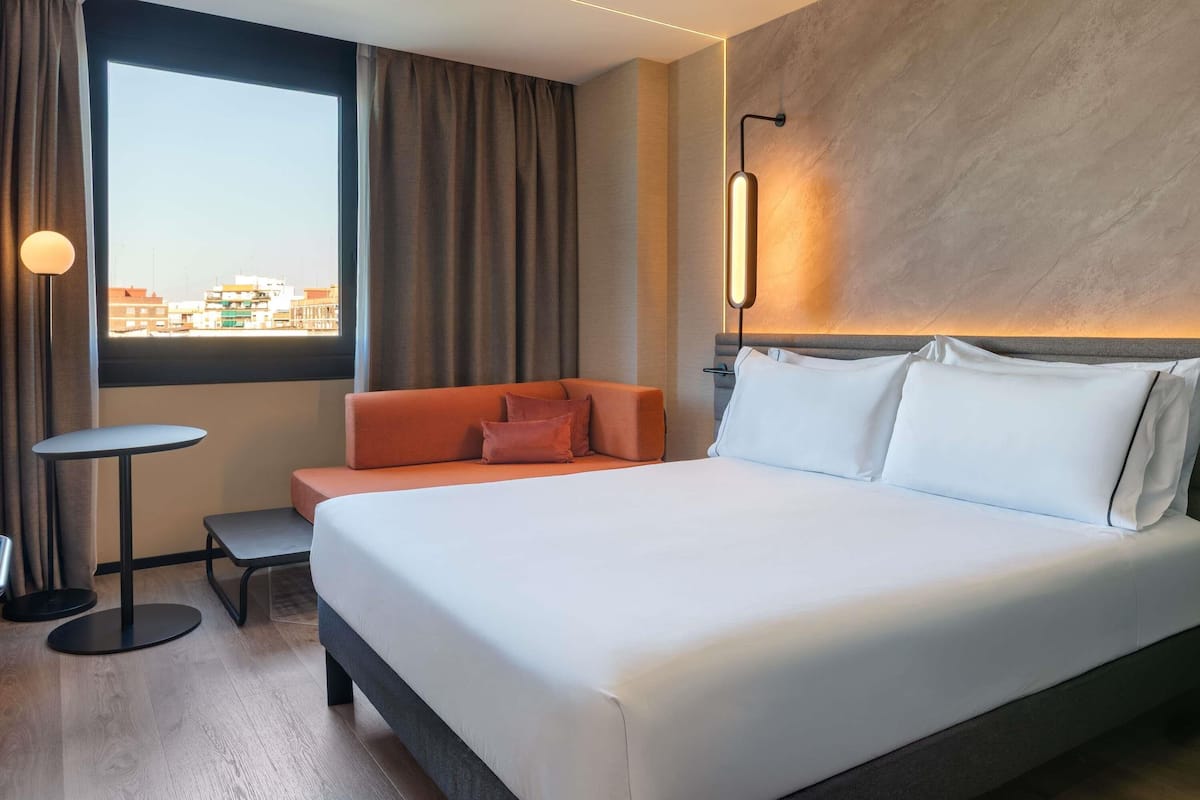 Standard Room, 1 Queen Bed | Minibar, soundproofing, free WiFi, bed sheets