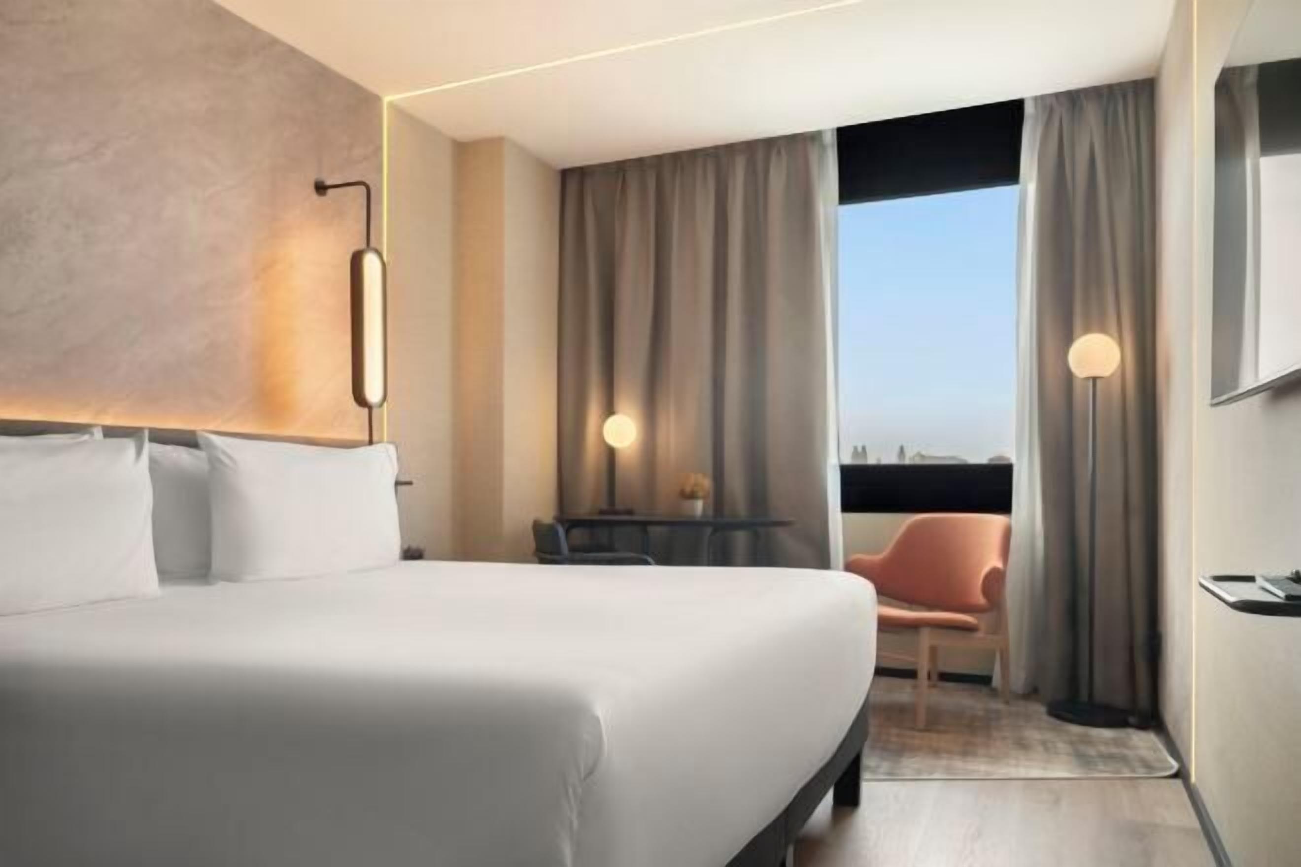 ミニバー、防音設備 、WiFi (無料)、ベッドシーツ