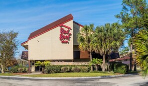 A Red Roof Inn with a modern architectural design, featuring a prominent red roof and signage. - Red Roof Inn Jacksonville - Orange Park (Jacksonville)