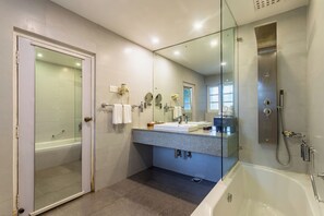 Heritage Suite | Bathroom | Free toiletries, hair dryer, slippers, bidet