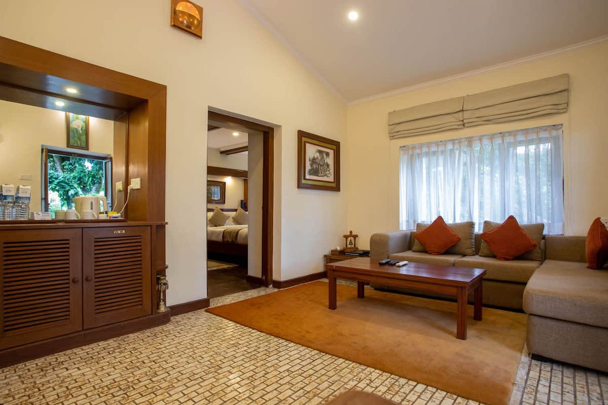 heritage suite | living area | 30-inch lcd tv with cable channels, tv, ping pong