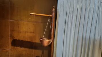 Couples treatment rooms, body treatments, aromatherapy