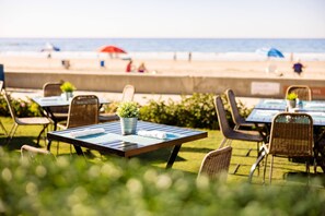 Outdoor dining - La Jolla Shores Hotel (La Jolla)