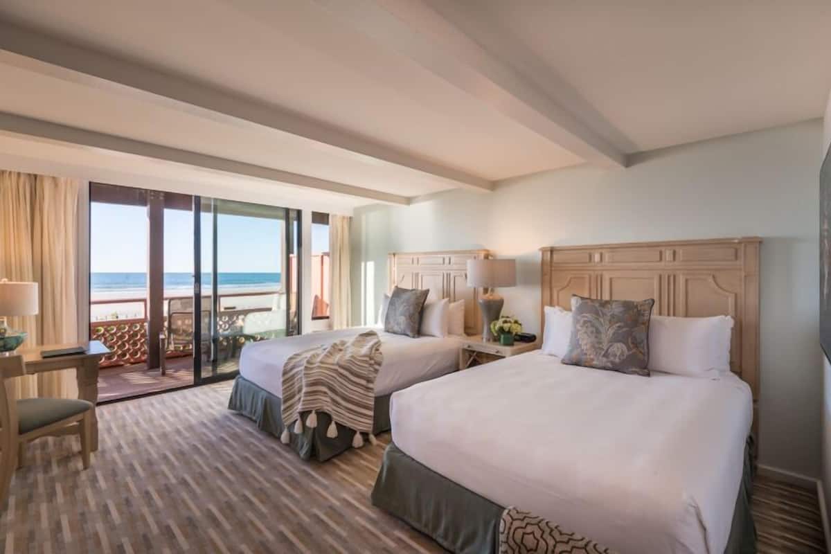Camera Deluxe, 2 letti queen, vista oceano (Beachfront View Two Queen Beds) | Biancheria da letto ipoallergenica, copriletto in piuma