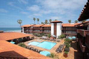 Outdoor pool, open 10:00 AM to 10:00 PM, pool umbrellas, sun loungers - La Jolla Shores Hotel (La Jolla)