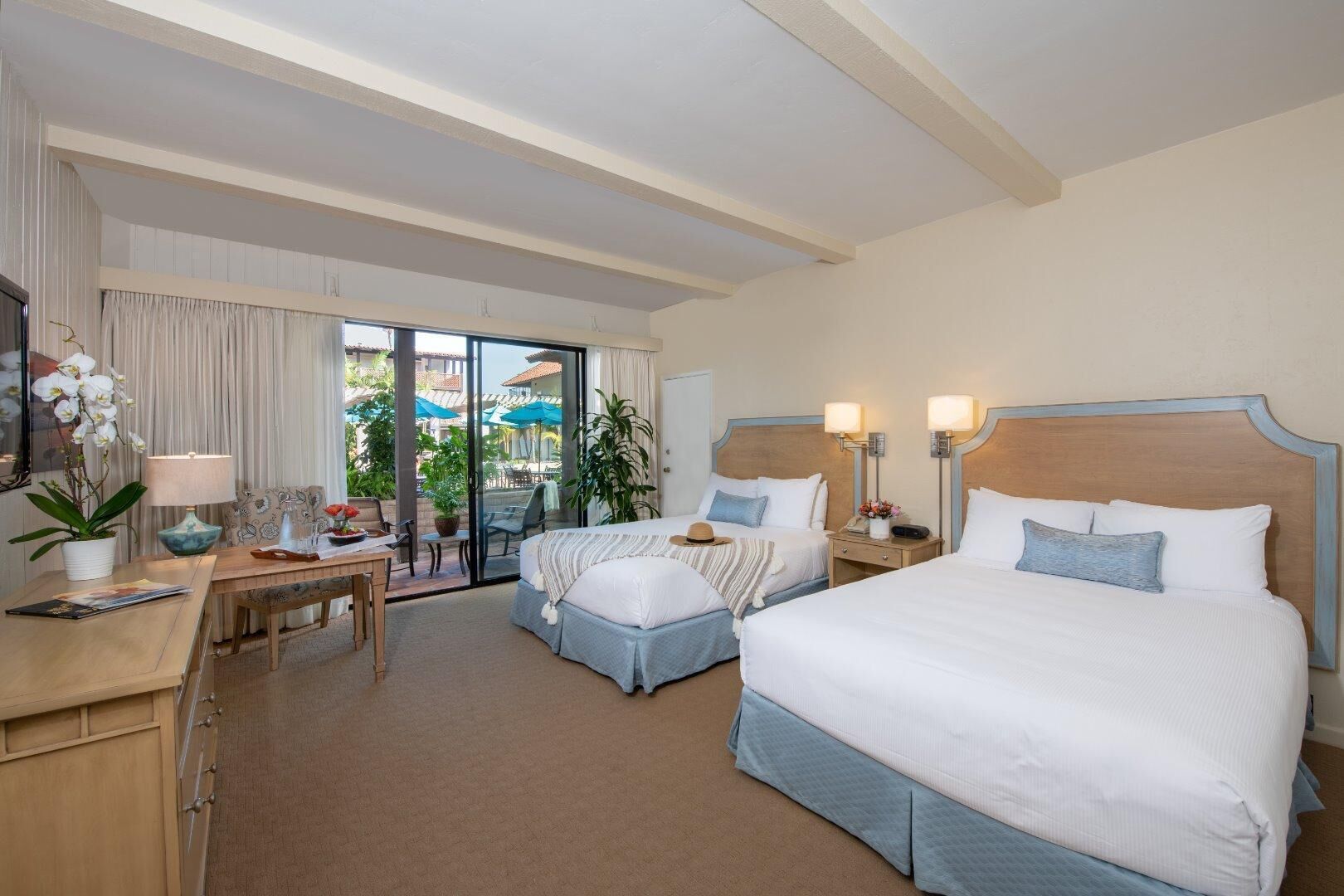 Hypo-allergenic bedding, down duvets, in-room safe, desk