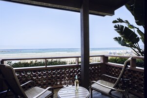 华丽客房, 1 张特大床, 海洋景观 (Beachfront View One King Bed) | 阳台