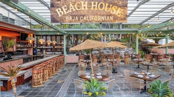 Breakfast, lunch and dinner served