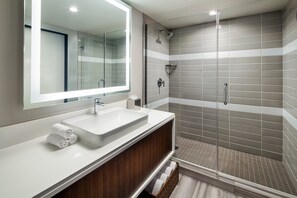 Ducha, artículos de higiene personal de diseño y secador de pelo