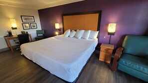 Surmatelas, bureau, rideaux occultants, fer et planche à repasser