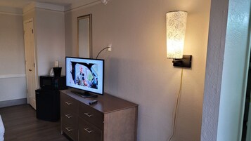 Pillowtop-bedden, een bureau, verduisterende gordijnen