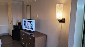 Surmatelas, bureau, rideaux occultants, fer et planche à repasser