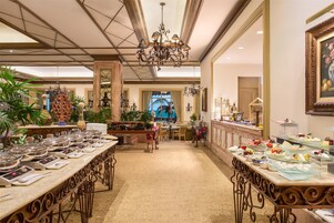 Desayuno buffet diario (USD 48.50 por persona)