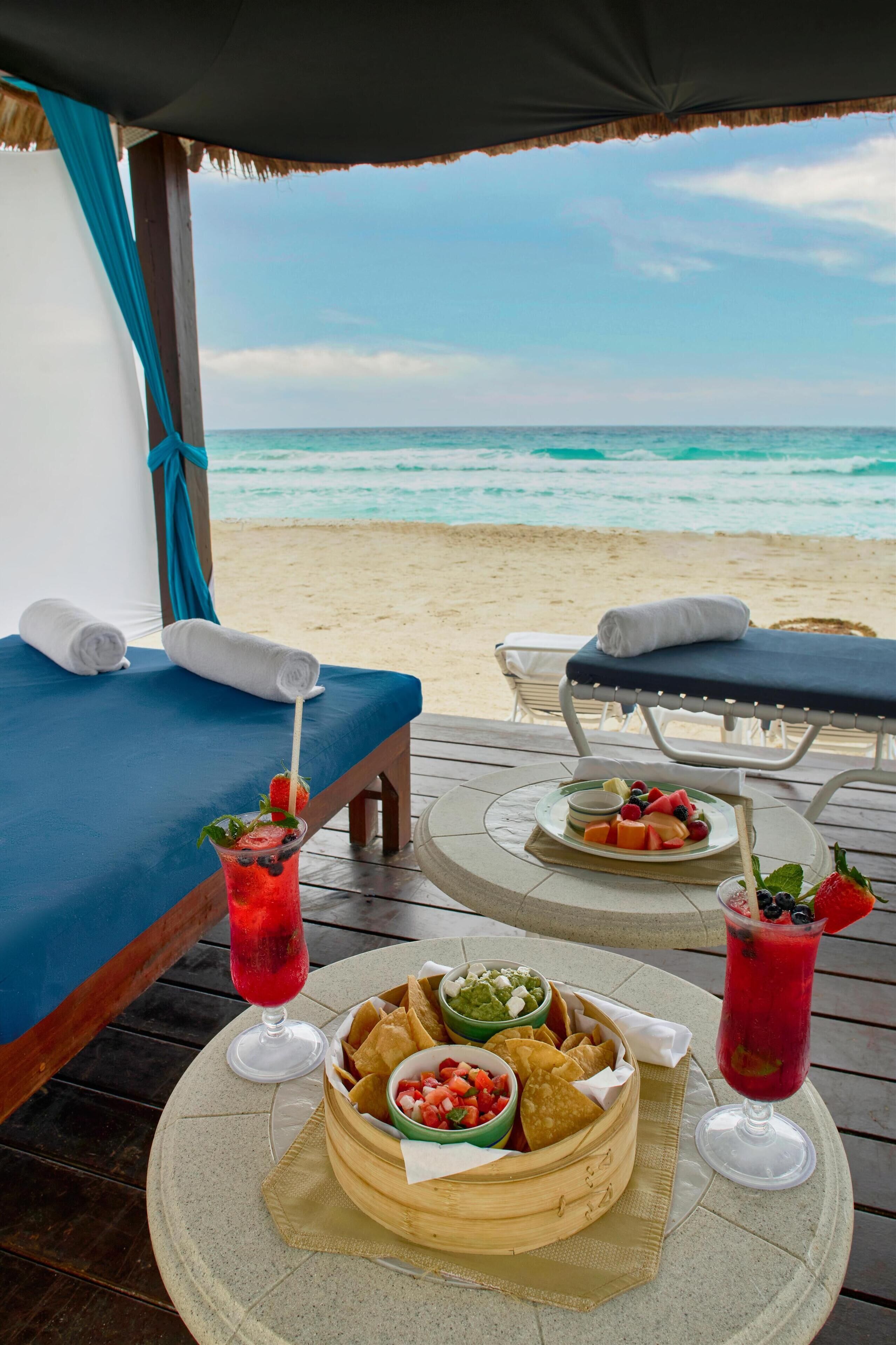 6 restaurantes; se sirve desayuno, almuerzo y cena; mariscos