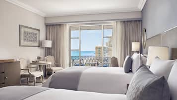 Sengetøy av topp kvalitet, dundyner, minibar og safe på rommet