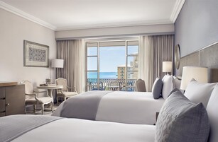 Ropa de cama de alta calidad, cubrecamas y minibar 