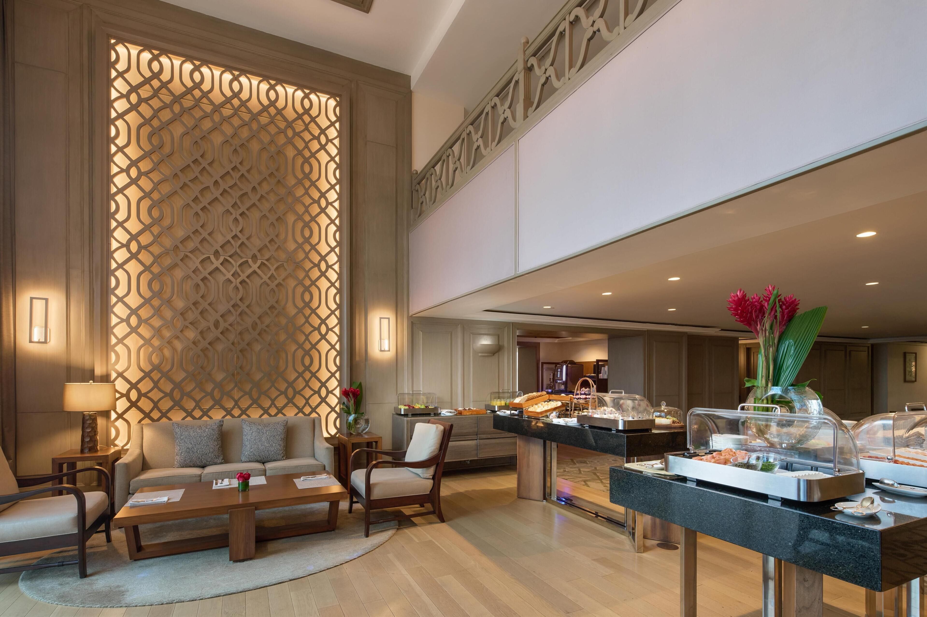 6 restaurants, breakfast, lunch, dinner served; seafood