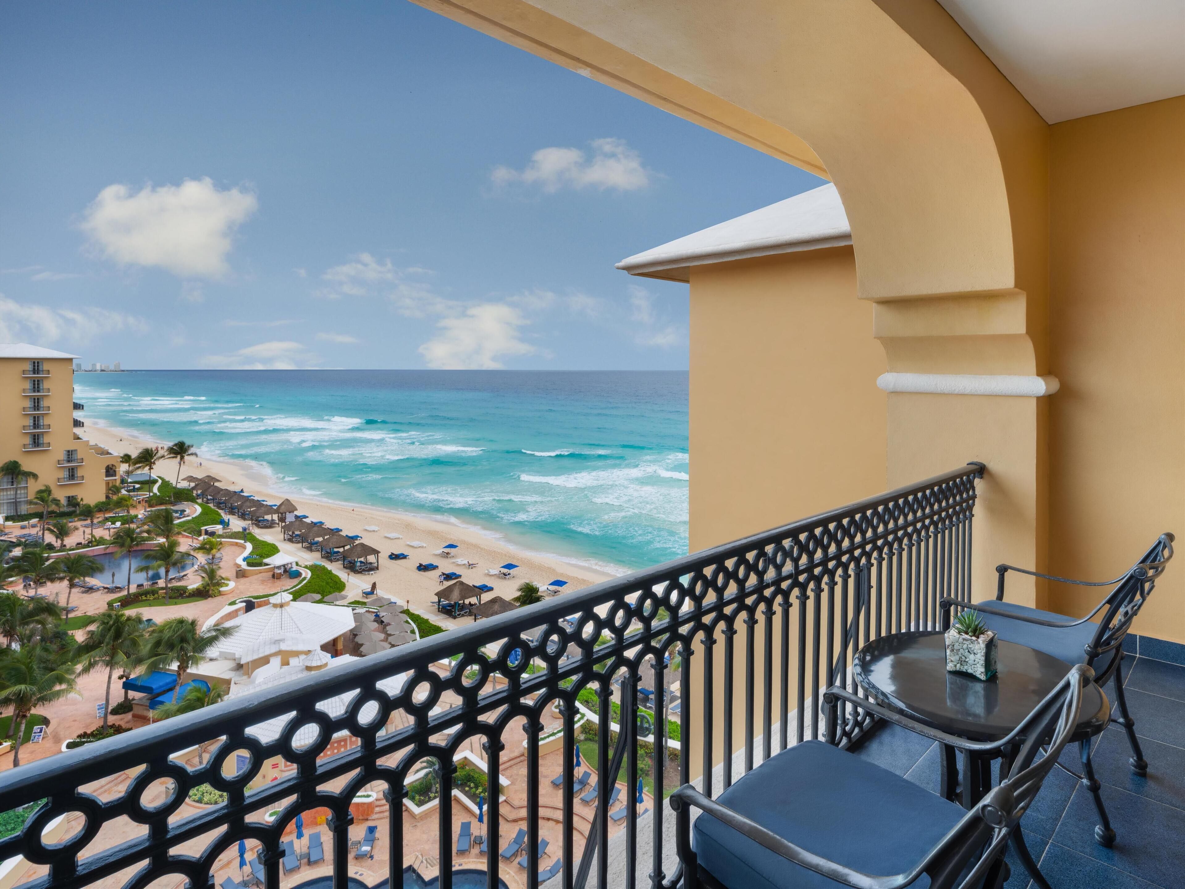 Ein Balkon mit Blick auf Strand und Meer.