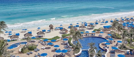 Plage, sable blanc, cabines (en supplément), chaises longues