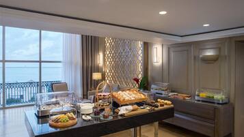 6 ristoranti, aperti a colazione, a pranzo e a cena, frutti di mare