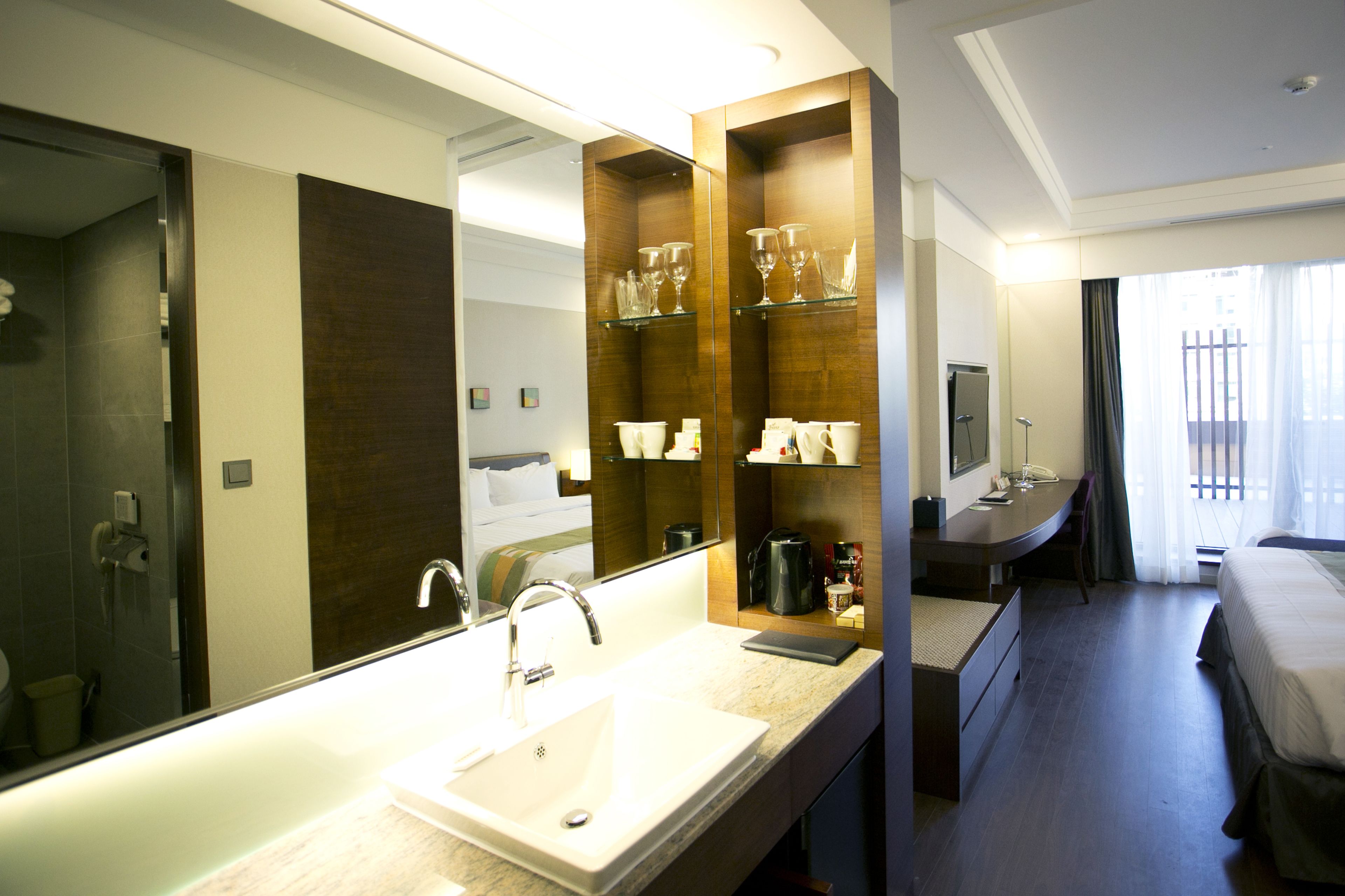 combined shower/bathtub, hair dryer, bathrobes, slippers