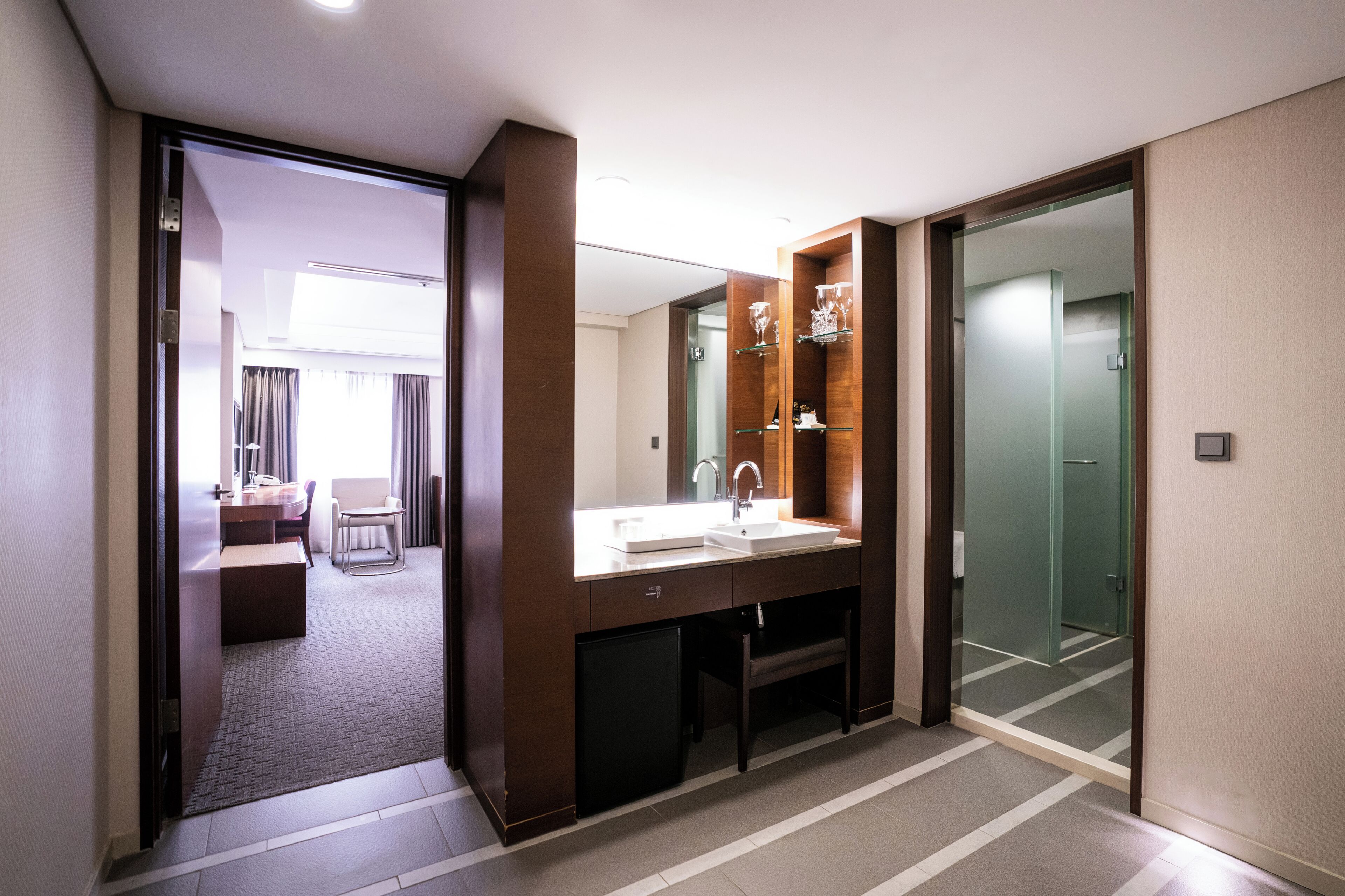 Habitación Deluxe doble | Ropa de cama de alta calidad, caja fuerte, escritorio y cortinas opacas