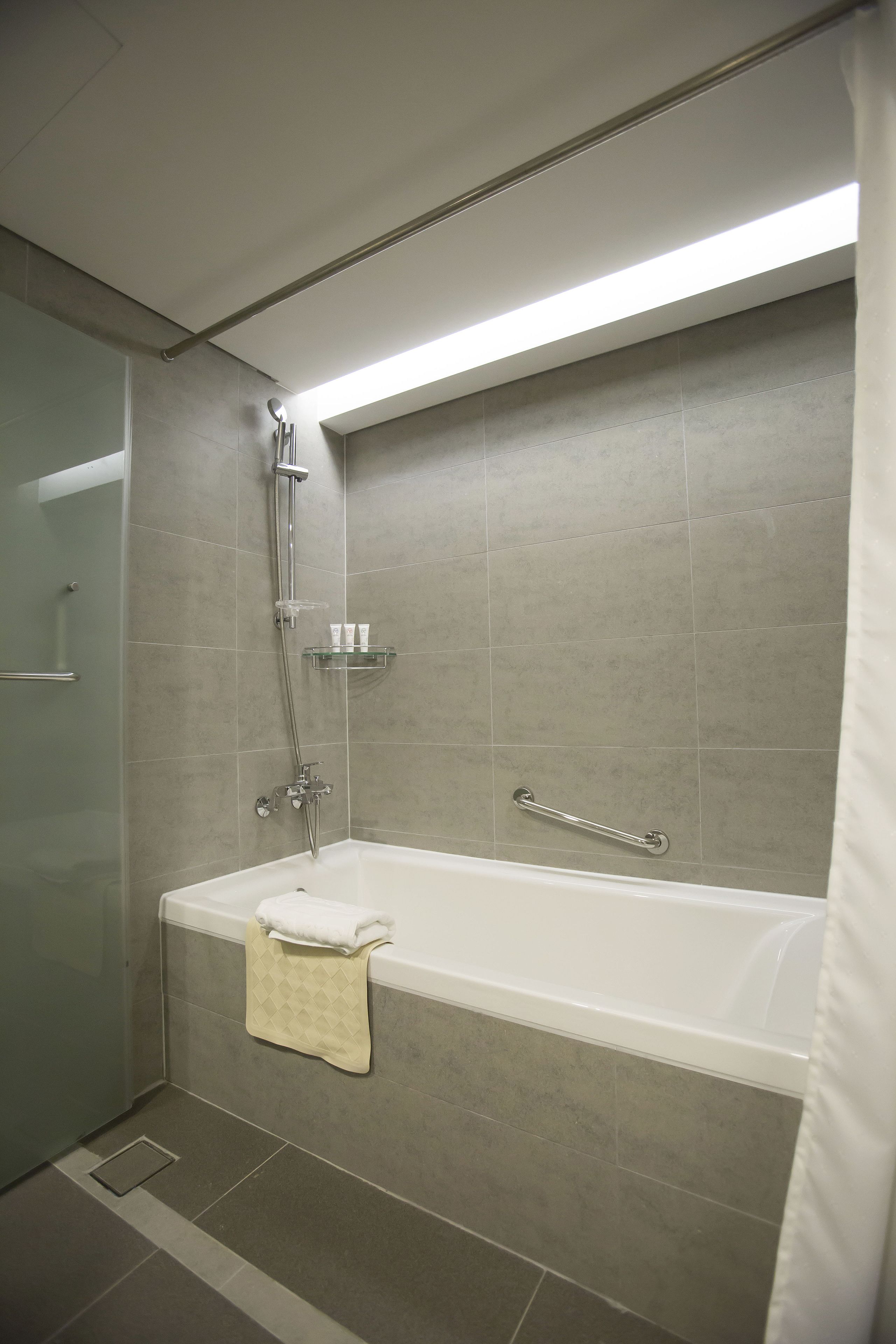 combined shower/bathtub, hair dryer, bathrobes, slippers
