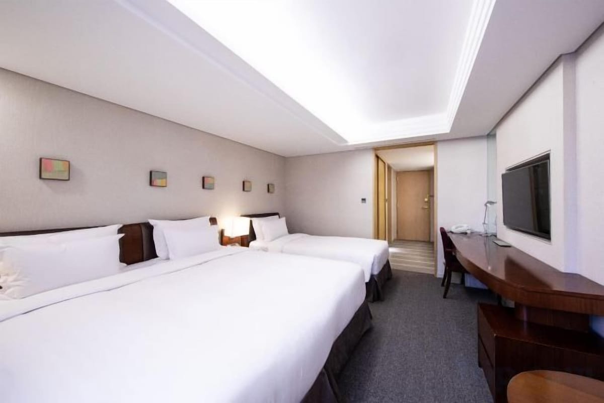 Premium bedding, in-room safe, desk, blackout drapes