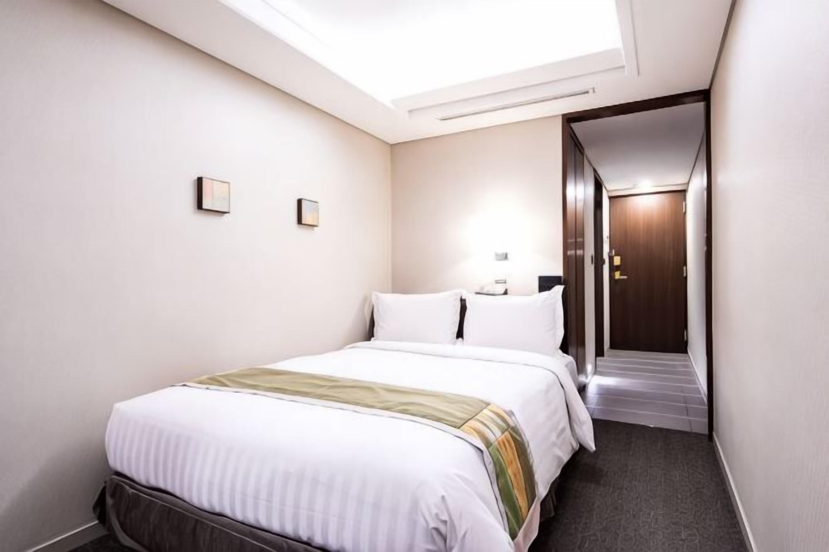 Premium bedding, in-room safe, individually furnished, desk