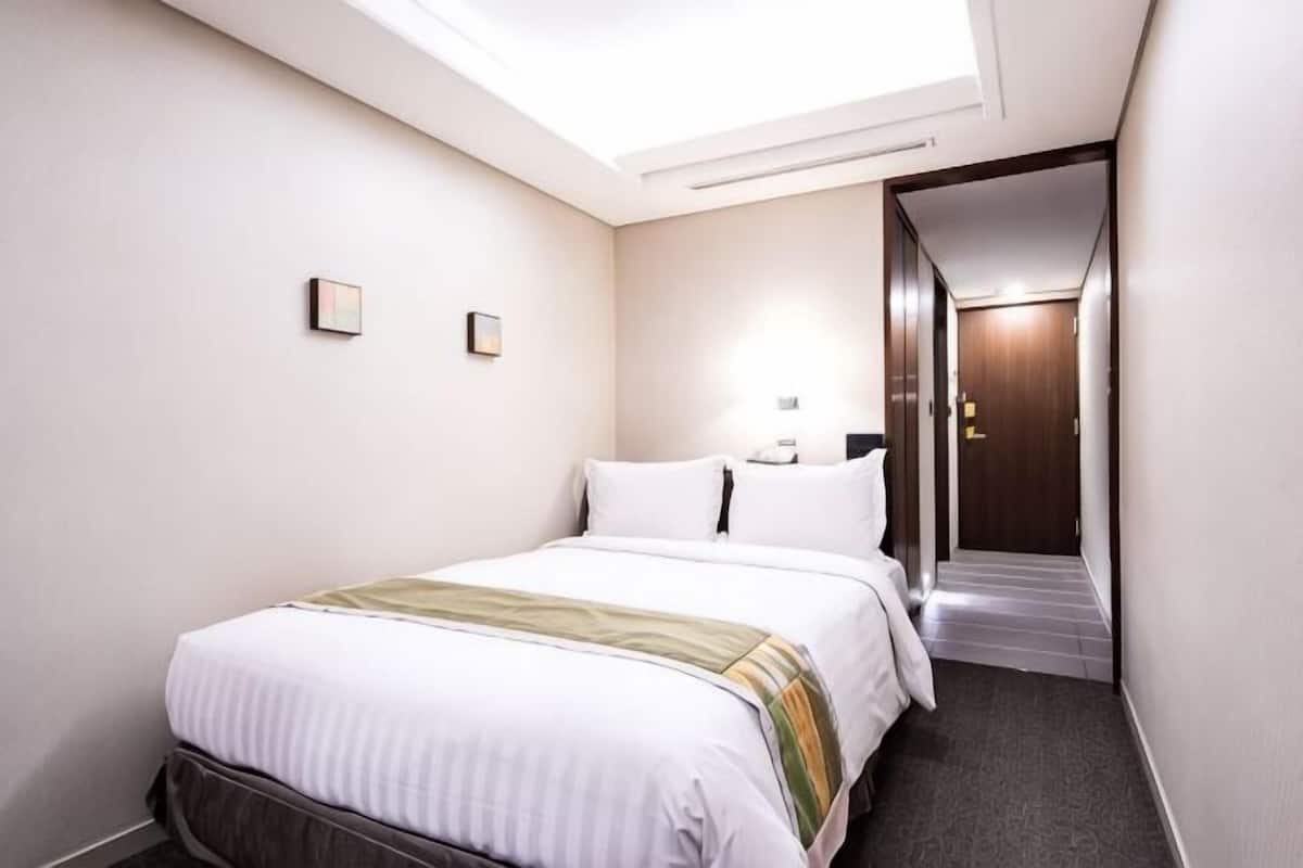 Premium bedding, in-room safe, individually furnished, desk