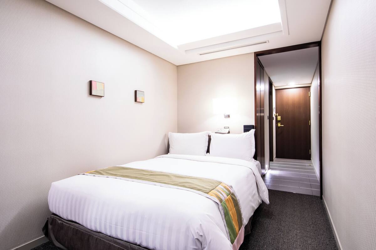 Semi Double Room | 高級寢具、客房內保險箱、書桌、遮光布/窗簾