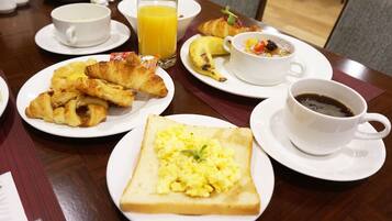 Se ofrece un desayuno bufé todos los días (por un coste adicional)