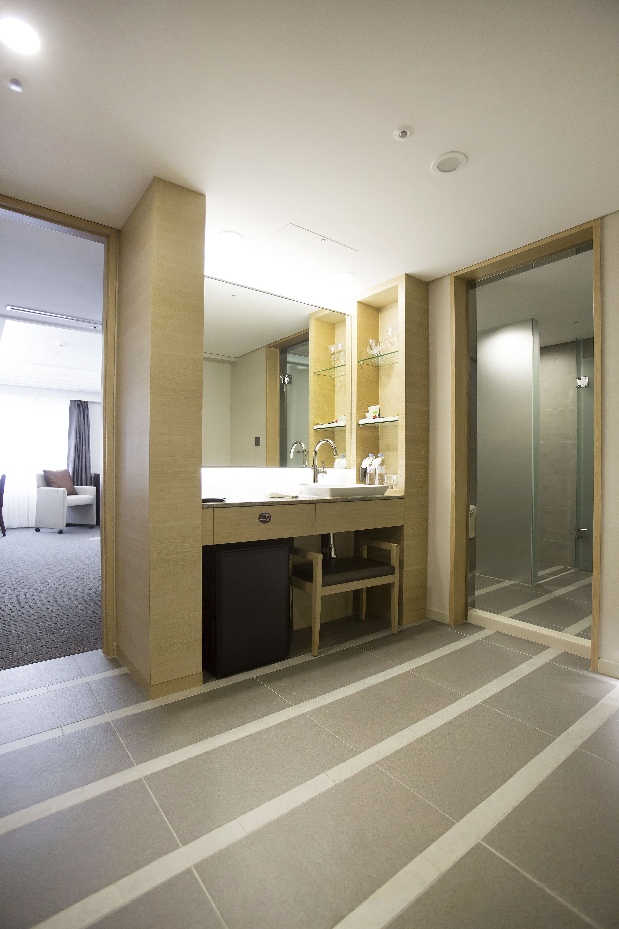 combined shower/bathtub, hair dryer, bathrobes, slippers