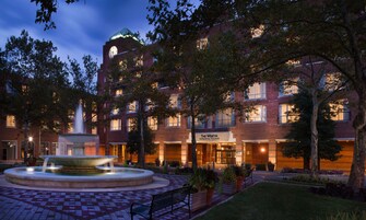 Fachada da propriedade à noite